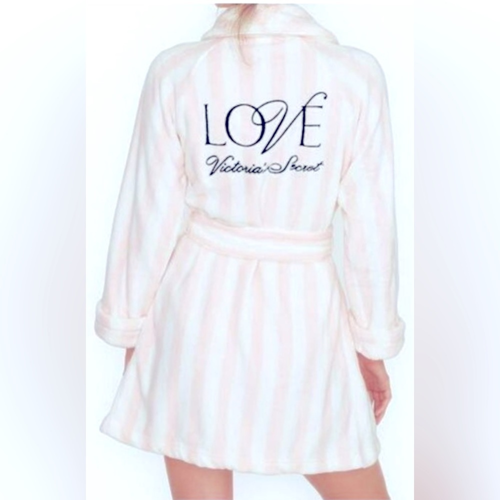 NWOT *Size XS/S* Victoria's Secret Short
Fluffy, Cozy Robe Pink & White Stripes